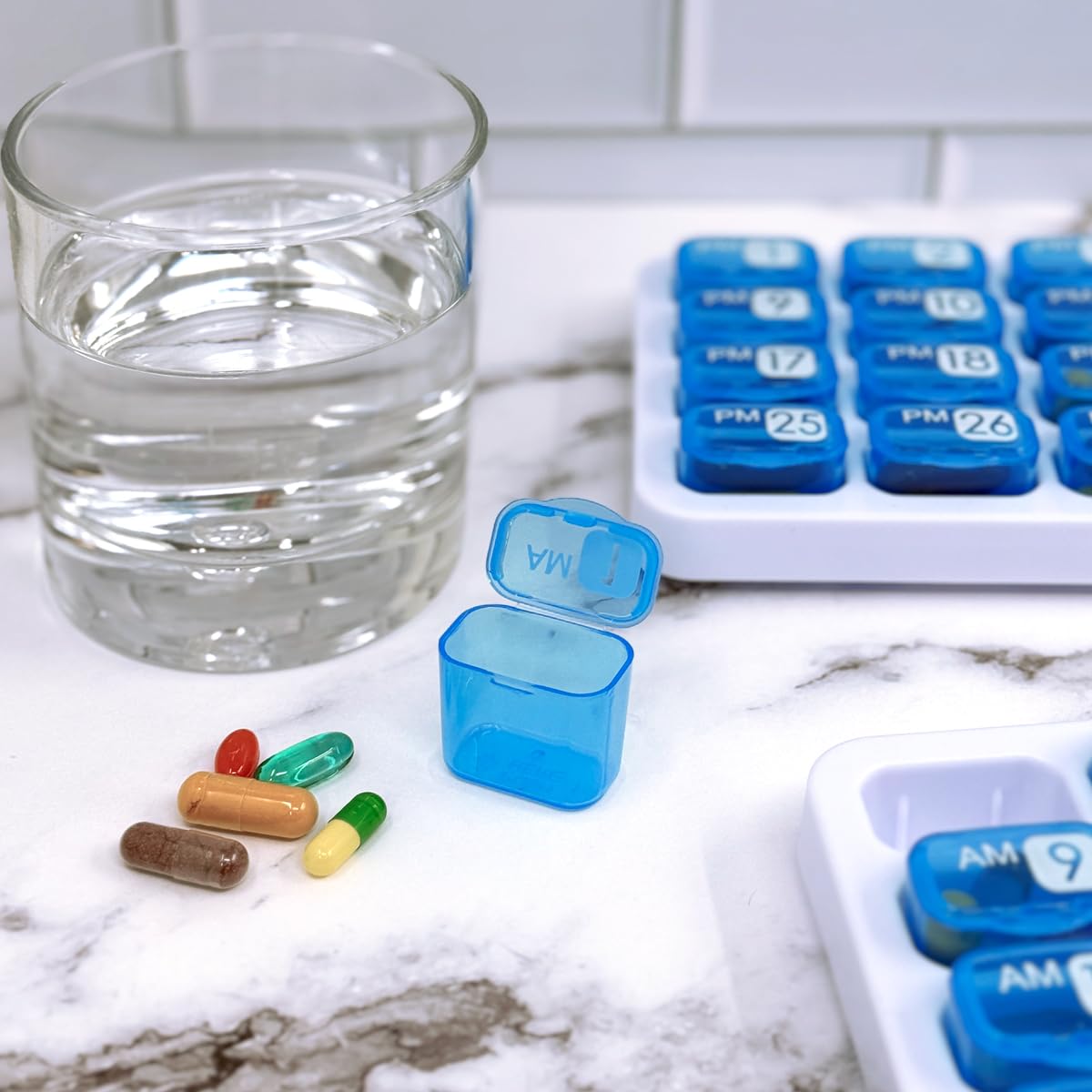 PILL THING: design bleu clair facile à transporter et à utiliser.