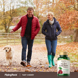Piping Rock Tart Cherry Extrait: bouteille sur table en bois, présentation élégante.