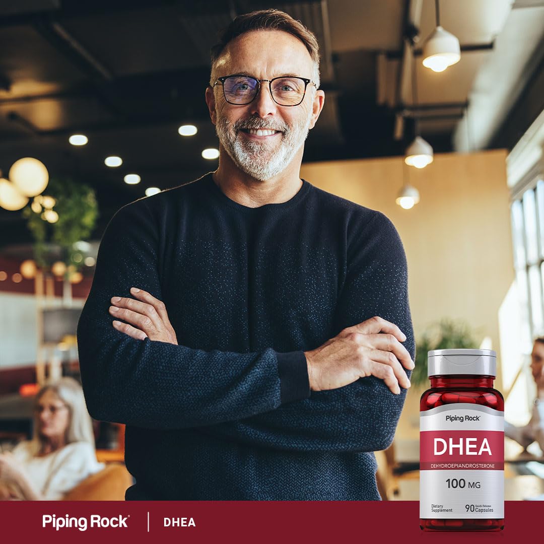 Piping Rock DHEA prêt à être pris avec un verre d'eau.