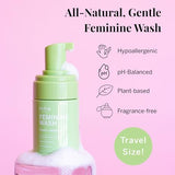 Pixie Feminine Wash – mousse visible lors de l’application, nettoyage en douceur.