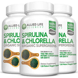 Plan de travail avec flacon Allied Life Spiruline et Chlorelle évoque énergie naturelle.