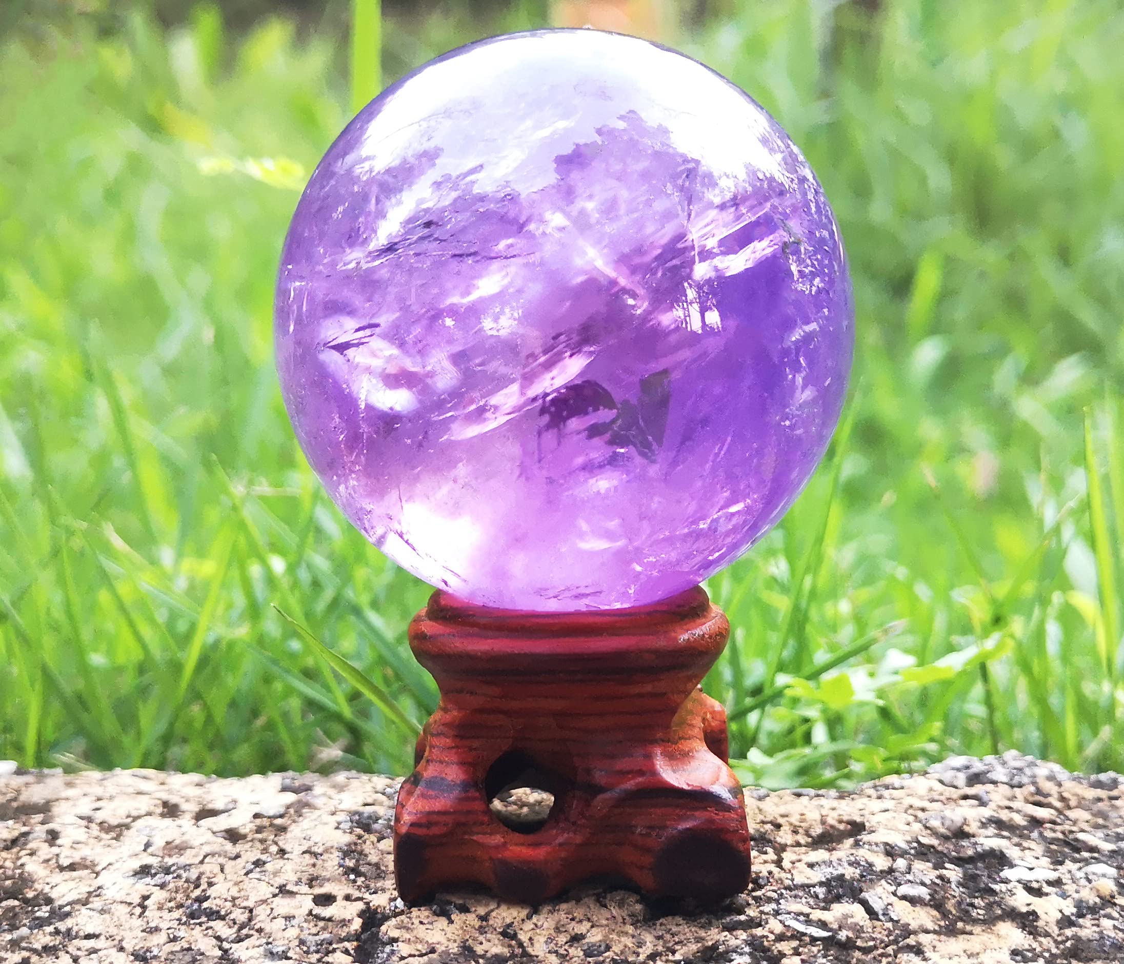 Sphère améthyste Polar Jade avec inclusions naturelles et aspect authentique.