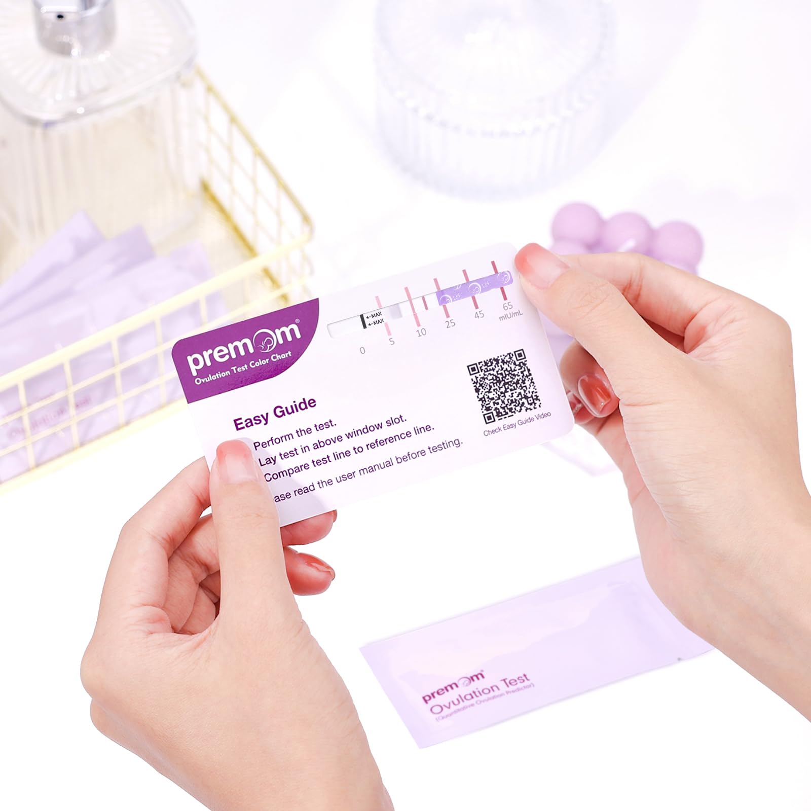 Flacons-tests d’ovulation Premom en premier plan.