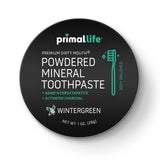 Primal Life Organics Dirty Mouth Toothpowder sur emballage, promouvant une routine bucco-dentaire naturelle.