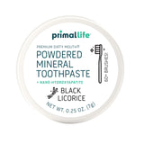 Poudre dentaire Primal Life Organics utilisée avec la brosse pour une fraîcheur durable.