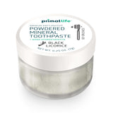 Sourire net après brossage grâce à Primal Life Organics, poudre dentaire efficiente.