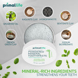 Pot de 28 g de poudre dentaire Primal Life Organics pour usage quotidien.