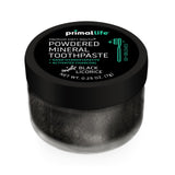 Utilisation quotidienne de la poudre dentifrice Primal Life Organics lors du brossage.