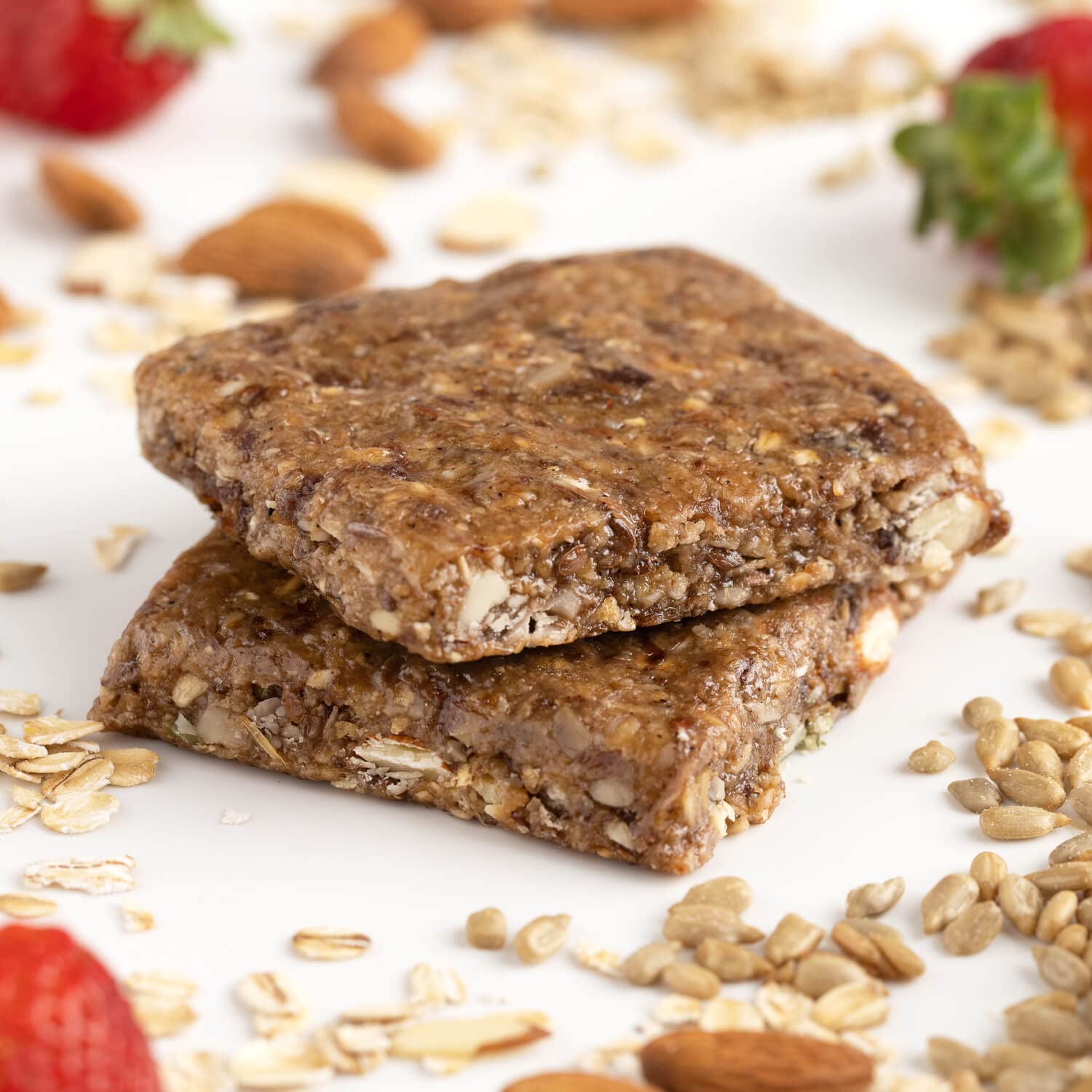 PROBAR MEAL Bar Superfruit Slam montre des ingrédients naturels visibles.