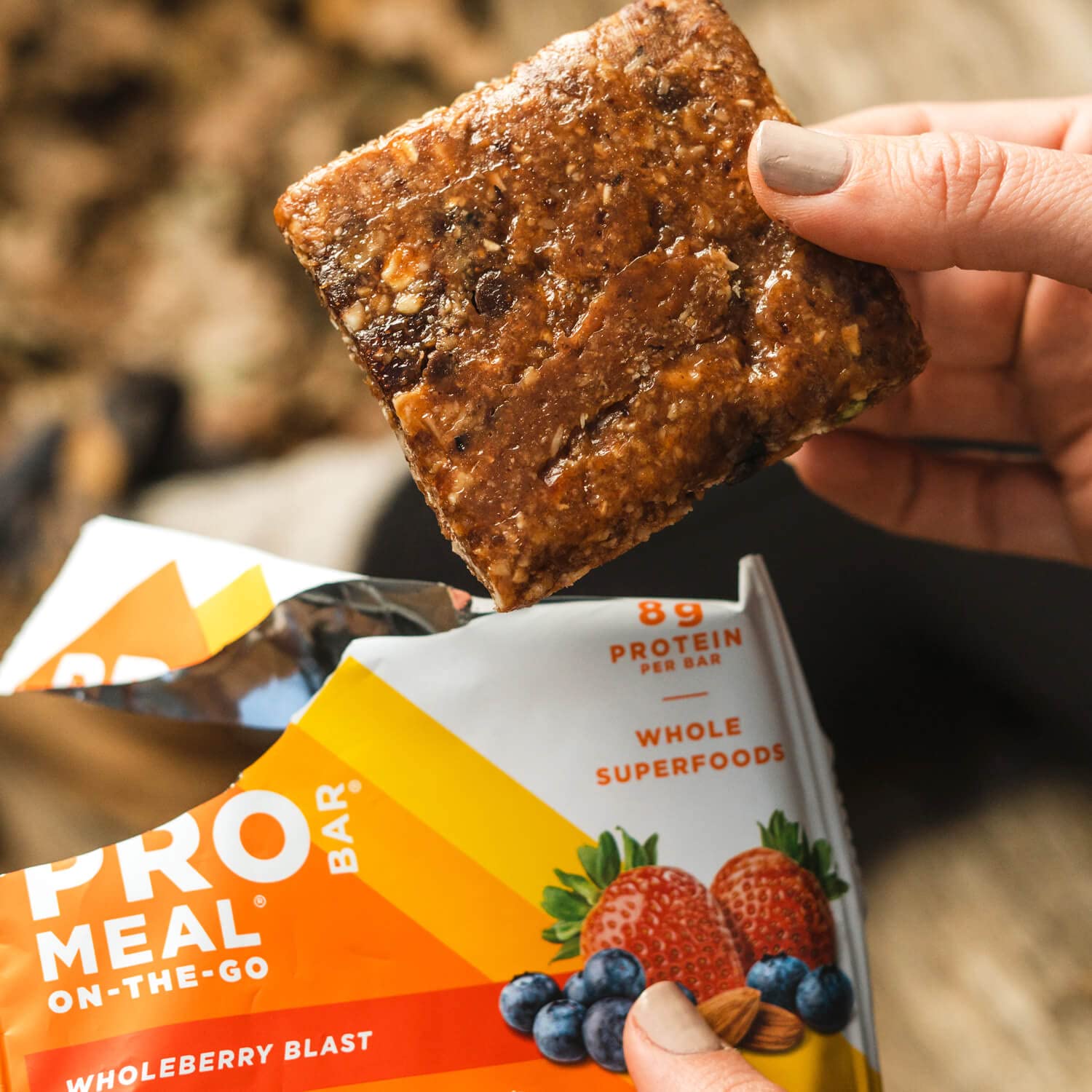 Ingrédients réels PROBAR Wholeberry Blast: noix et graines visibles pour une énergie naturelle.
