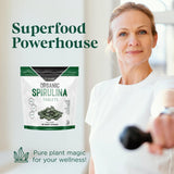 Probase Nutrition Spiruline – bouteille et ingrédients biologiques visibles.