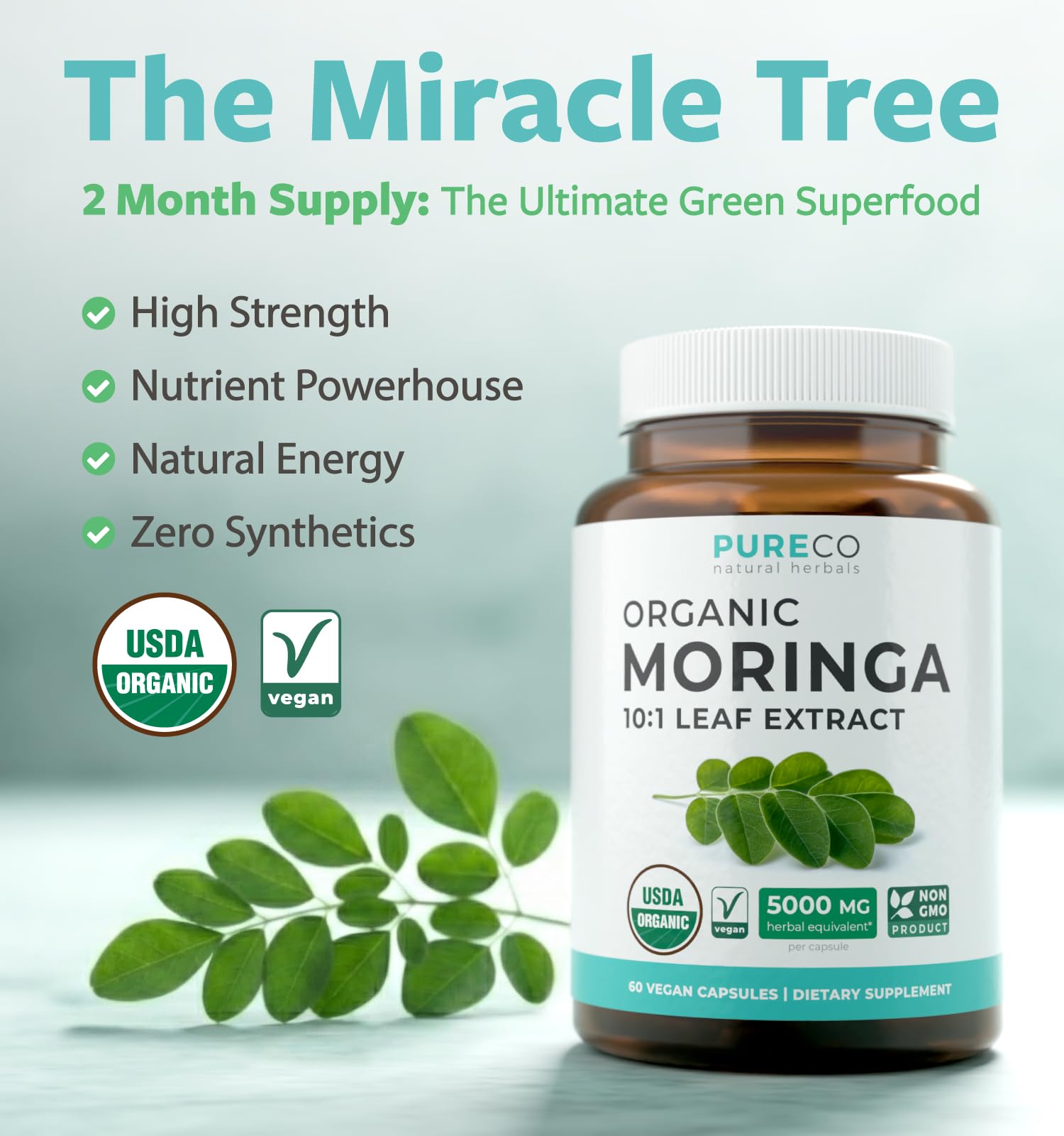 Gros plan sur les poudres vertes Pure Co Moringa, nutriments concentrés.
