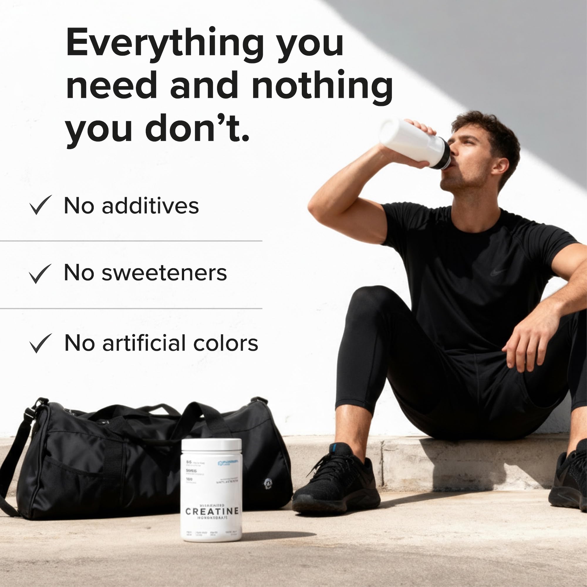 Puregen Labs Créatine monohydrate, versée dans un verre d'eau, texture fine et pure.