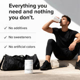 Puregen Labs Créatine monohydrate, versée dans un verre d'eau, texture fine et pure.