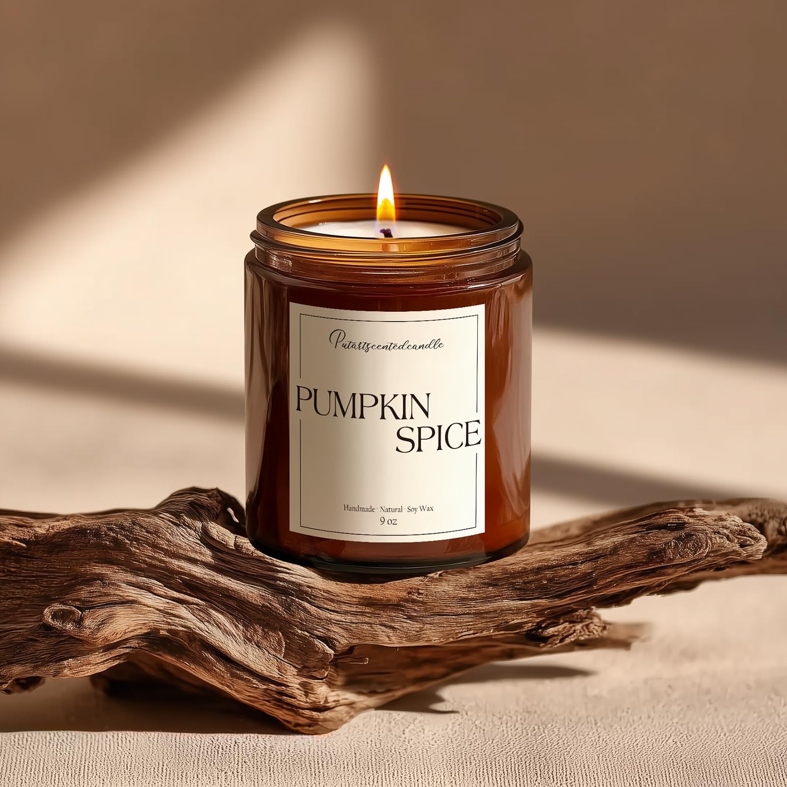 Bougie Putart notes centre cannelle et caramel créant une atmosphère chaleureuse.