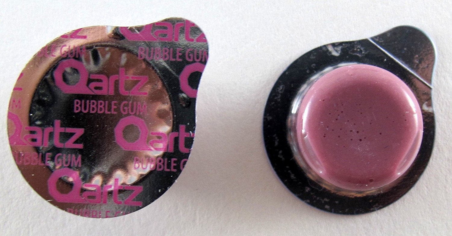 Application du Qartz Bubble Gum Polish sur une brosse à dents pour un brossage ciblé.
