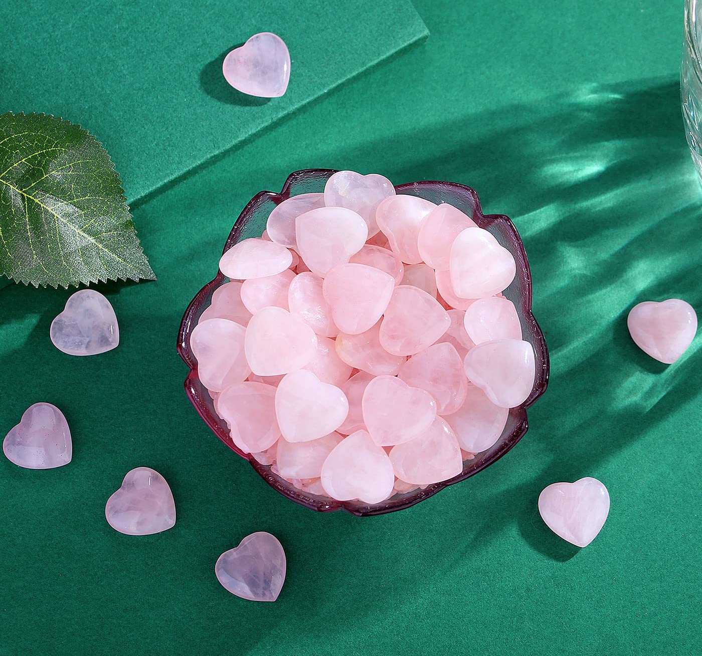 Cœur rose quartz QINJIEJIE utilisé comme amulette de bien-être à la maison et au quotidien.