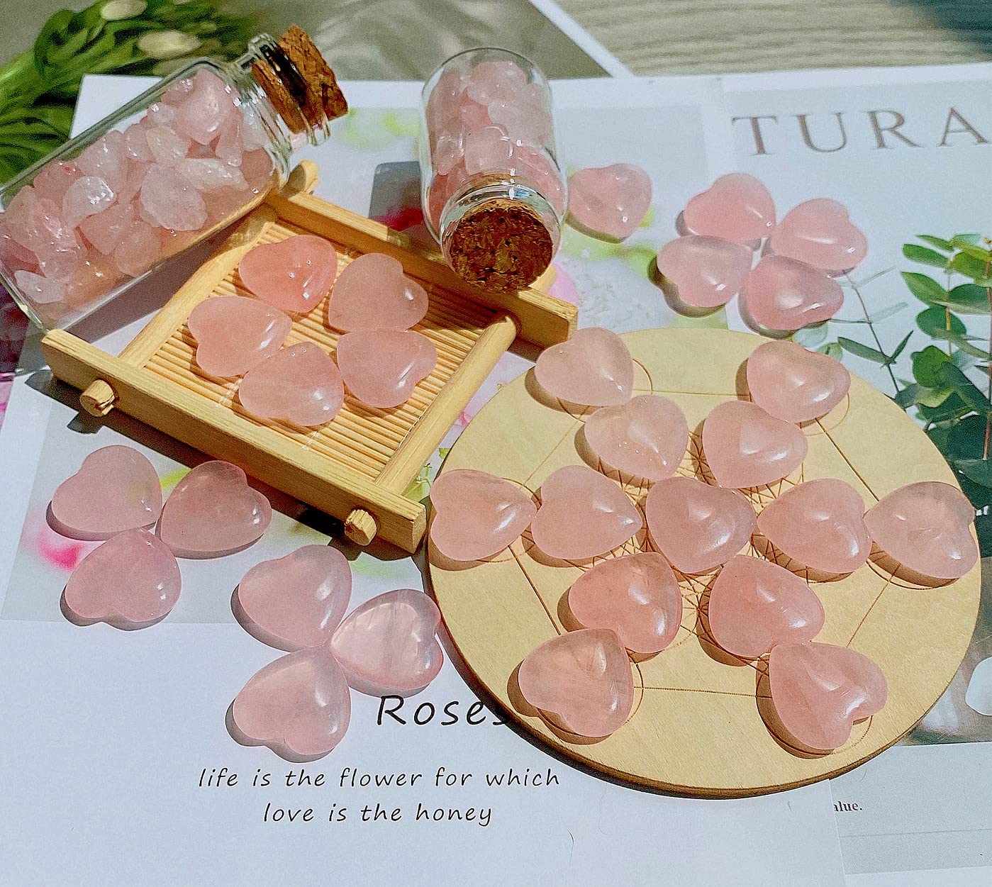 Petit cœur rose quartz QINJIEJIE posé sur le bureau pour une ambiance calme et concentrée.