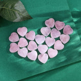 Gros plan sur un cœur rose quartz QINJIEJIE en main, parfait pour la détente et les rituels.