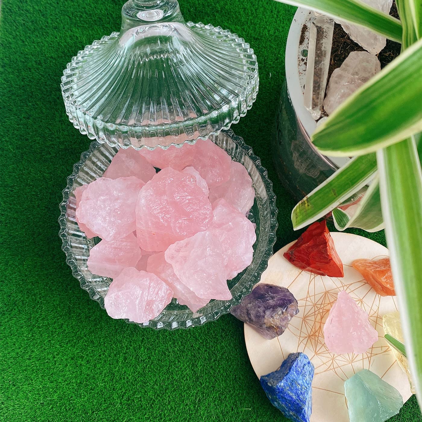 QINJIEJIE quartz rose brut, utile pour méditation et bien-être intérieur.