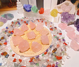 QINJIEJIE Rose quartz brut, affichage zen sur étagère.