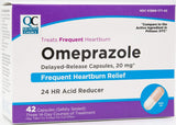 Quality Choice Omeprazole: prise de capsule main, routine quotidienne.