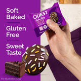 Paquet de 8 biscuits Quest, compact et pratique pour domicile ou bureau.