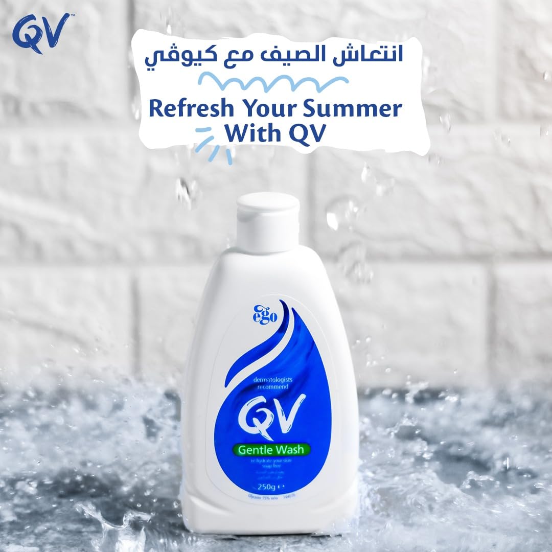 Application sous la douche avec QV Gentle Wash pour nettoyer en douceur.