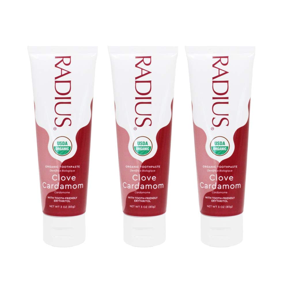 RADIUS dentifrice usage matin et soir, scène domestique, sourire frais et confiance lors du brossage