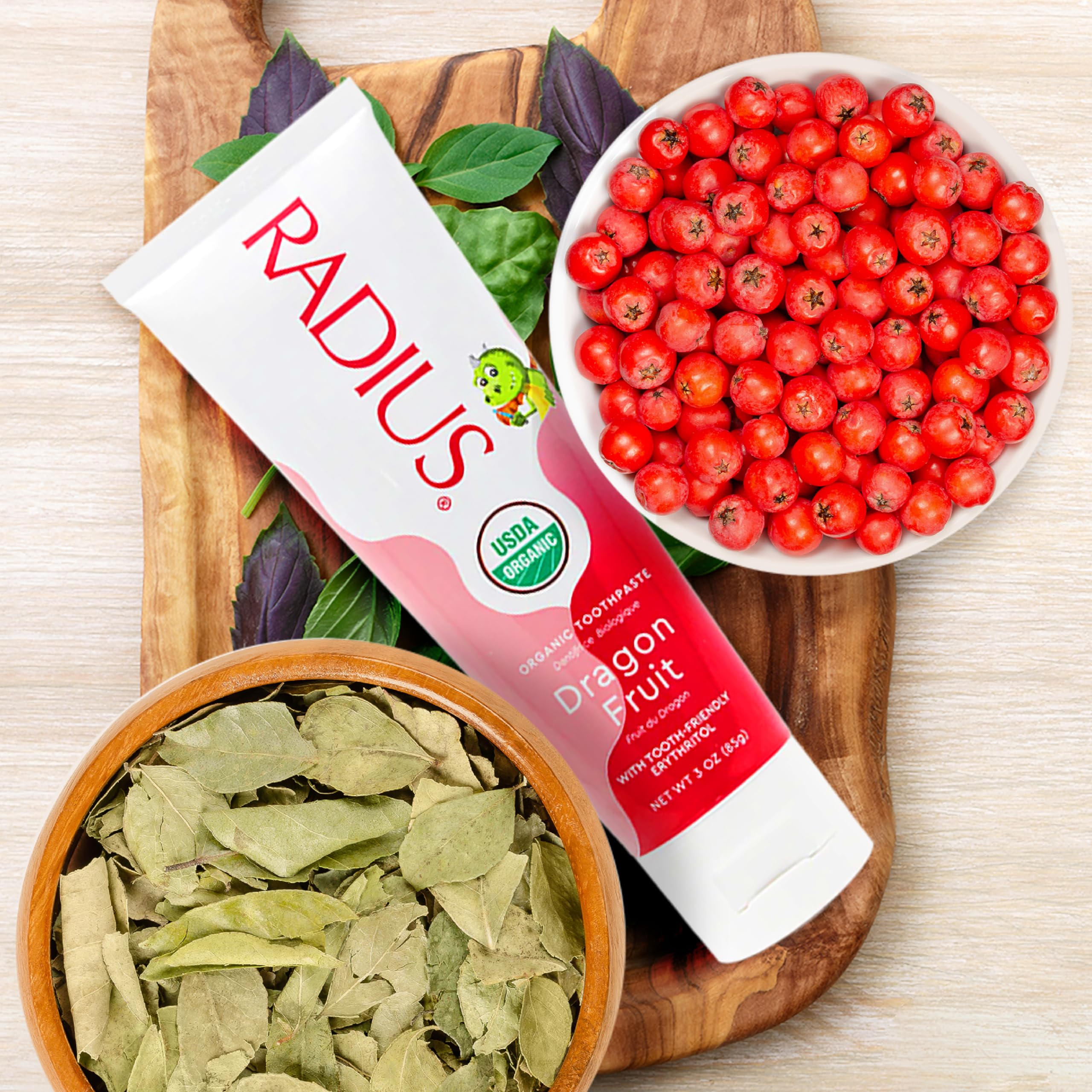 RADIUS tube dentifrice enfant en utilisation, sourire après le brossage.
