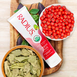 RADIUS tube dentifrice enfant en utilisation, sourire après le brossage.