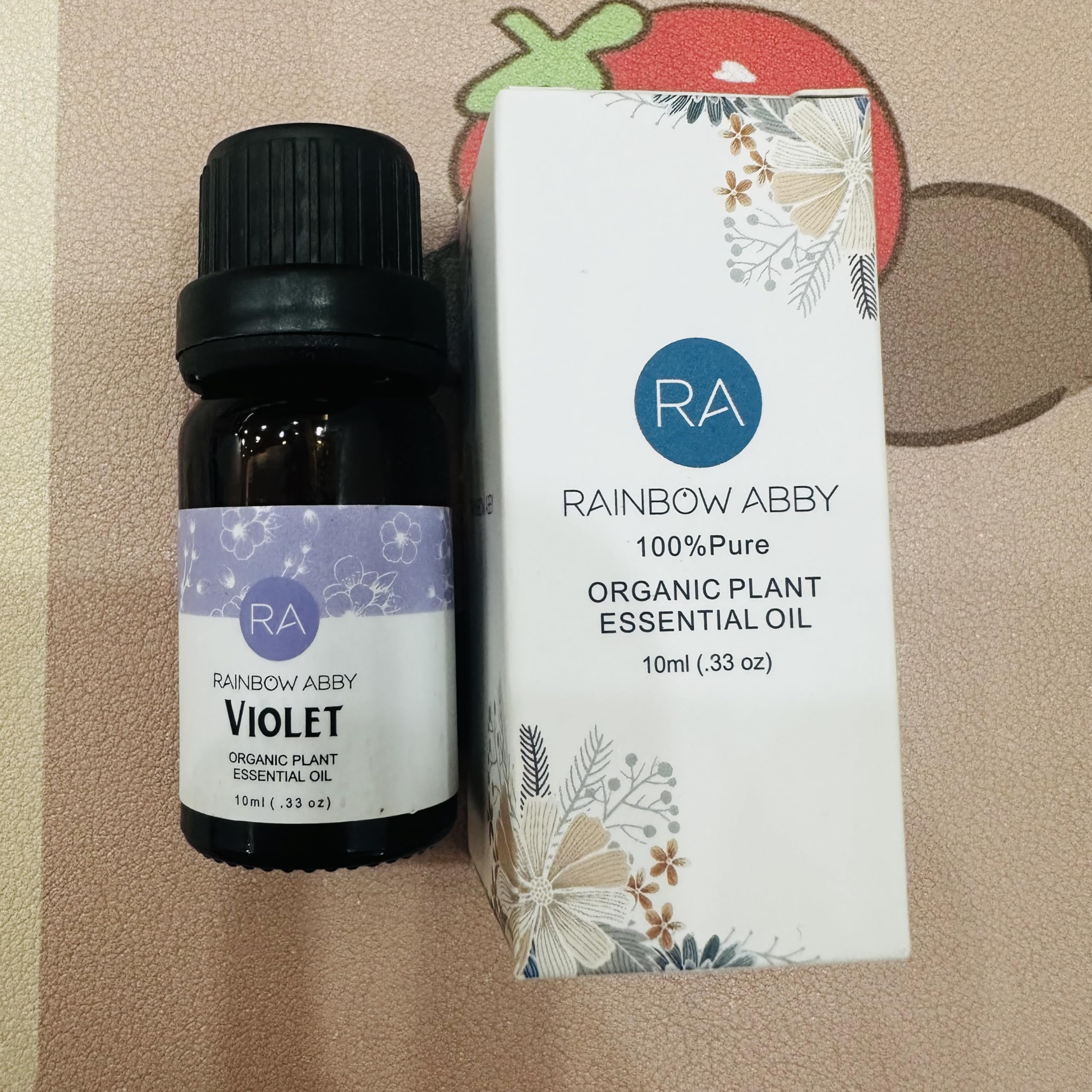 Rainbow Abby huile violette utilisée pour soin-peau et cheveux nourrissants.