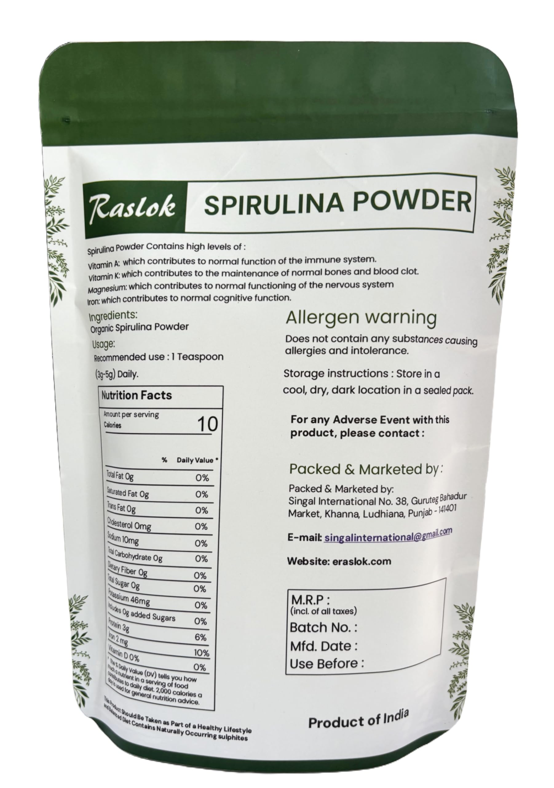 Raslok Pure Spiruline Poudre versé dans verre: mélange rapide pour protéines végétales.
