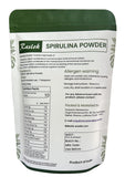 Raslok Pure Spiruline Poudre versé dans verre: mélange rapide pour protéines végétales.