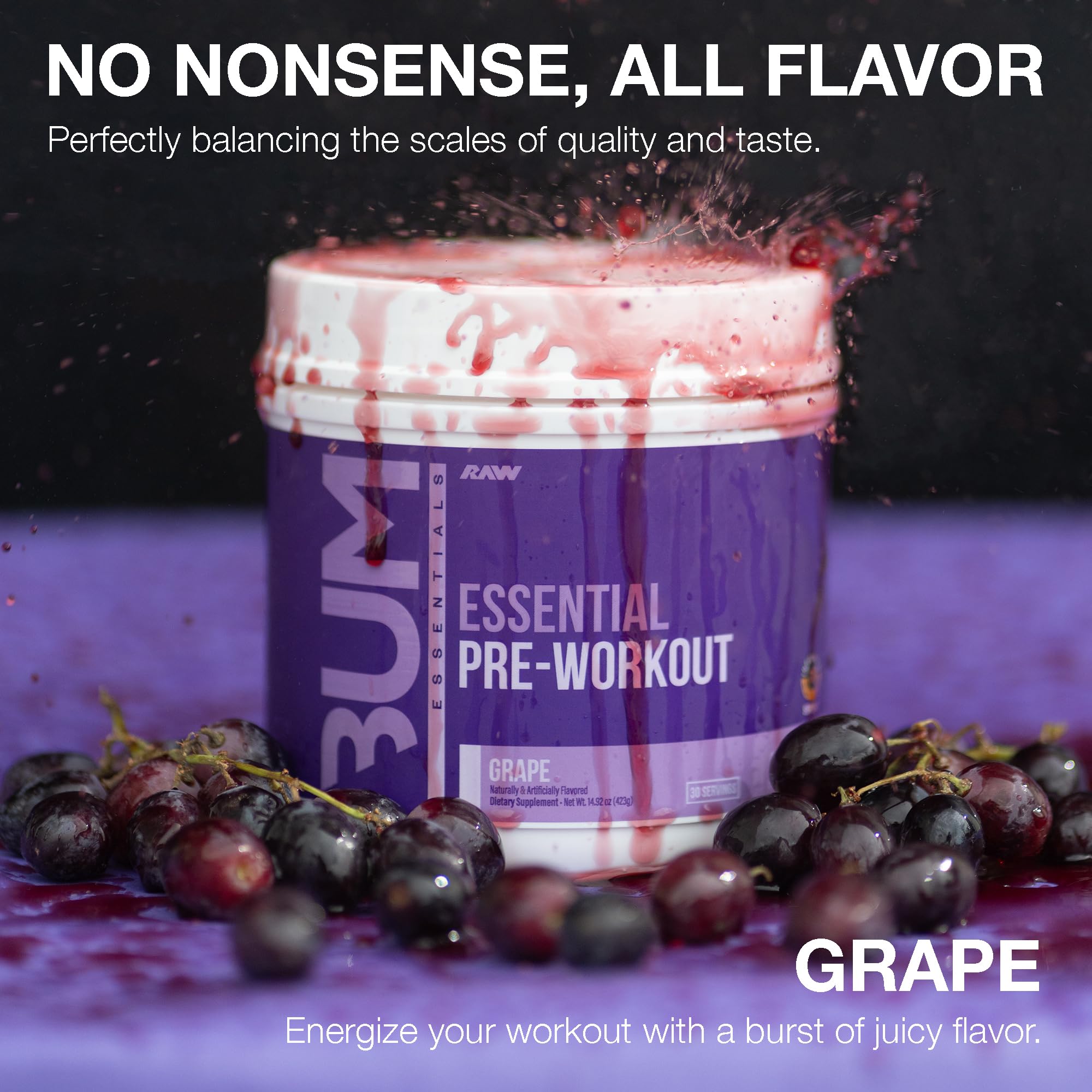 Verre de préparation RAW Essential Pre-Workout raisin avant l’entraînement.