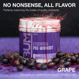 Verre de préparation RAW Essential Pre-Workout raisin avant l’entraînement.