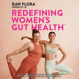 Prise quotidienne de Raw Flora Probiotiques pour Femmes avec un verre d'eau.