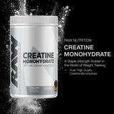 Doseur sur RAW Nutrition Creatine Monohydrate, mesurant facilement la poudre pour dosages constants.