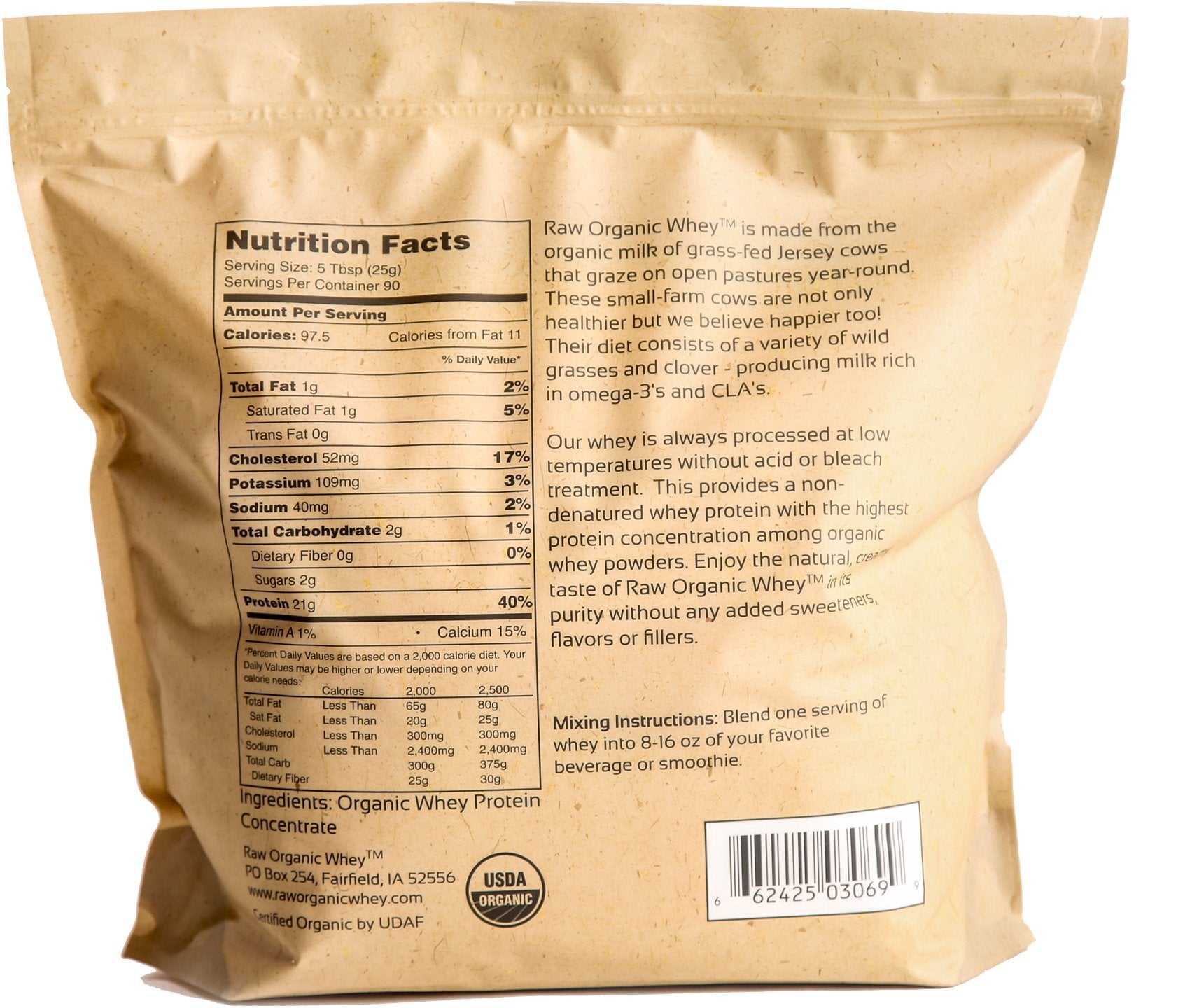 Raw Organic Whey Poudre cuillère versement: préparation rapide sans arômes ajoutés.