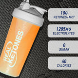 Versement de poudre Real Ketones MCT-BHB dans un verre pour une préparation rapide.