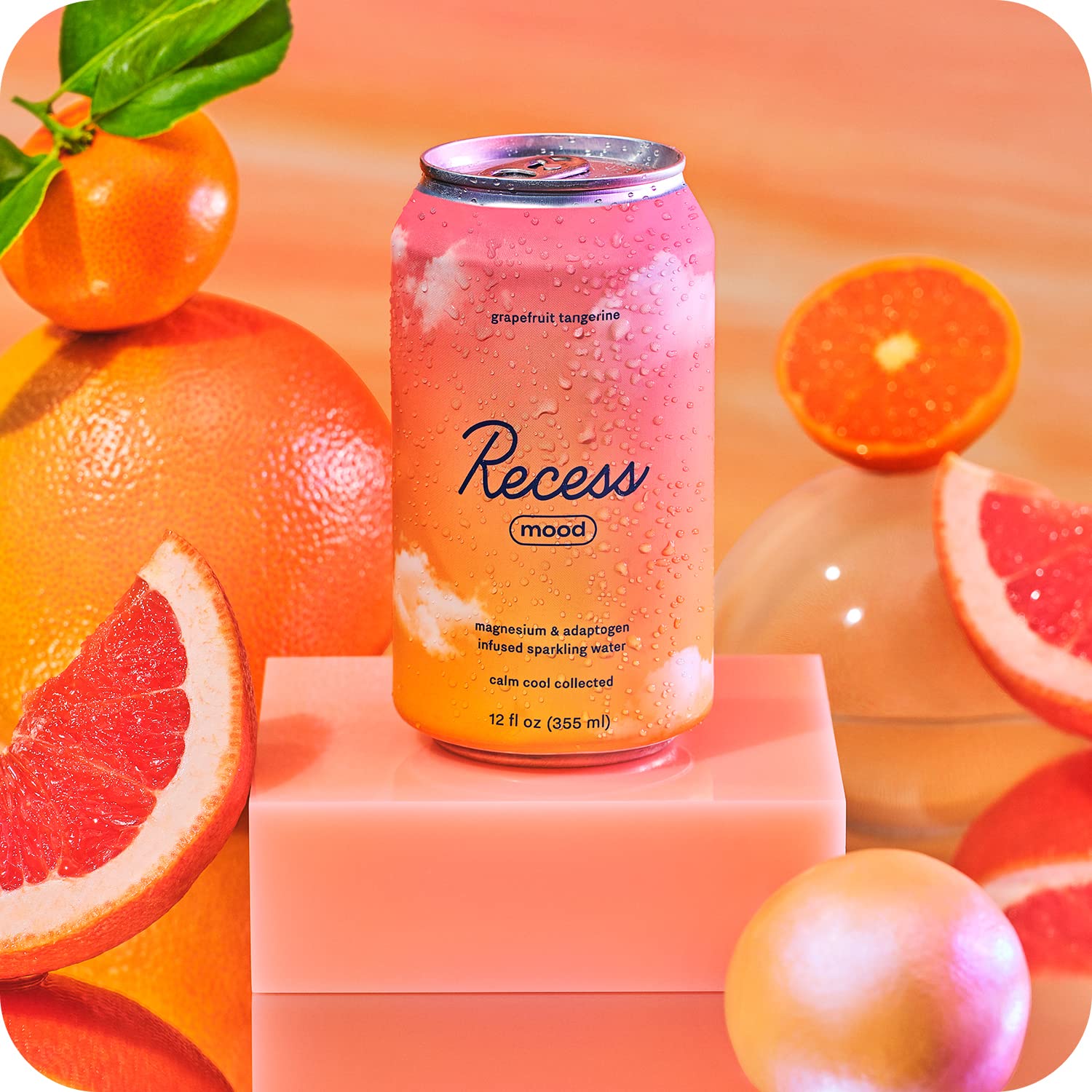 Verre avec boisson Recess Mood effervescente, bulles visibles et instant de détente