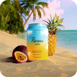 Verre contenant Recess Mood, boisson relaxante idéale pour une soirée calme et zen