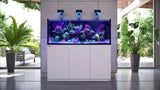 Red Sea Reef Foundation A – versement dans l’aquarium marin pour démarrer le soin quotidien.