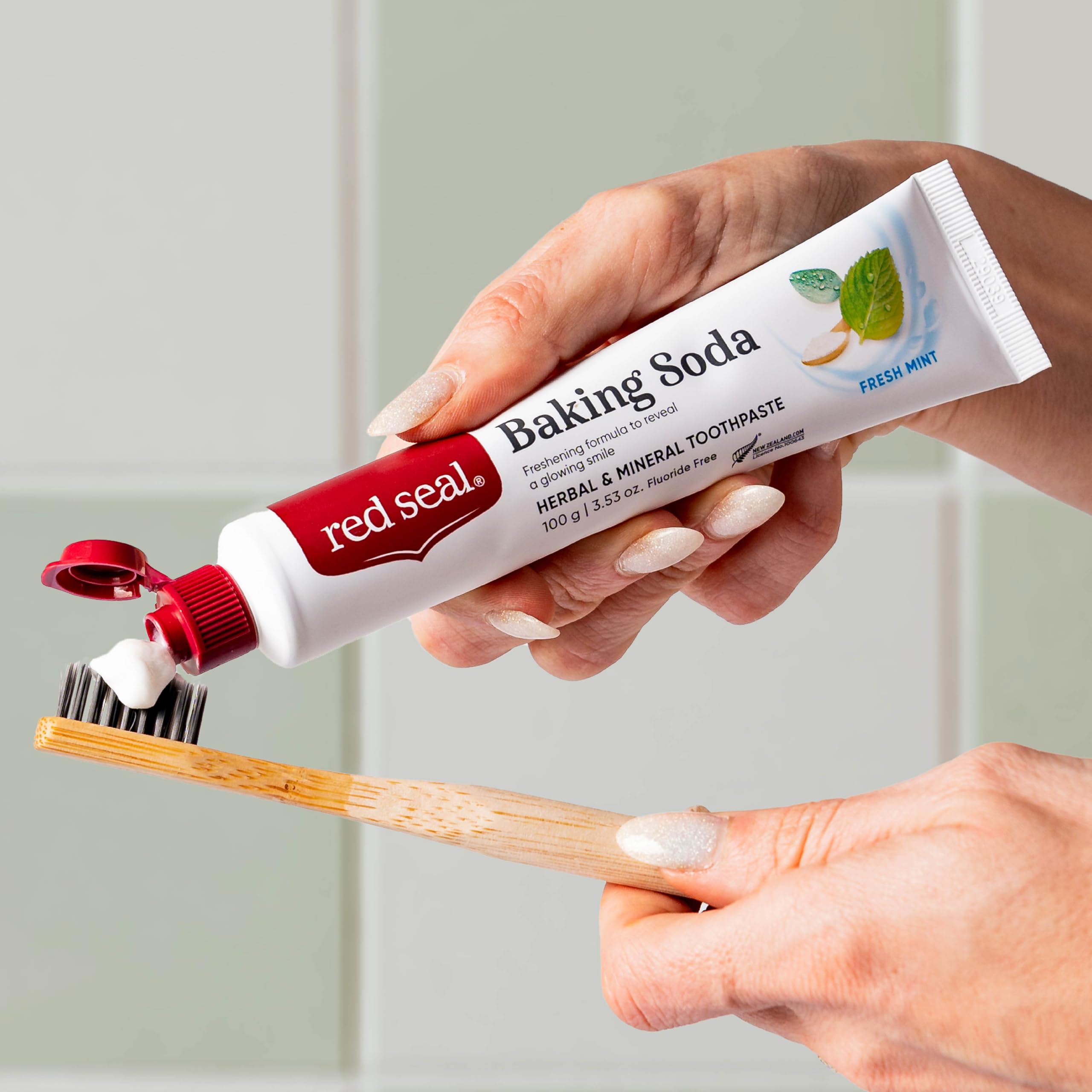 Red Seal dentifrice sans cruauté et compatible végan, symbole éthique visible.