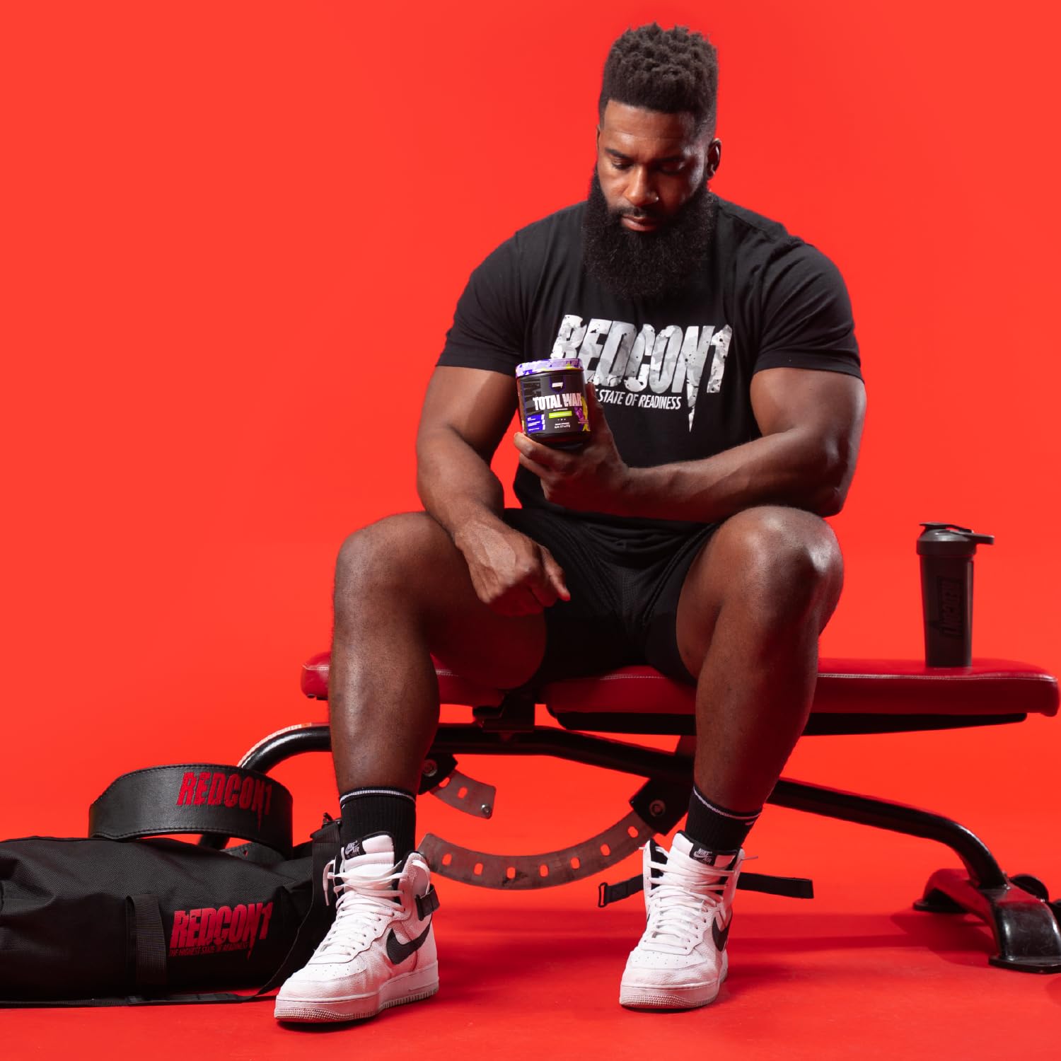 REDCON1 Total War Pre Workout, bouteille 30 portions pratique pour routines régulières.