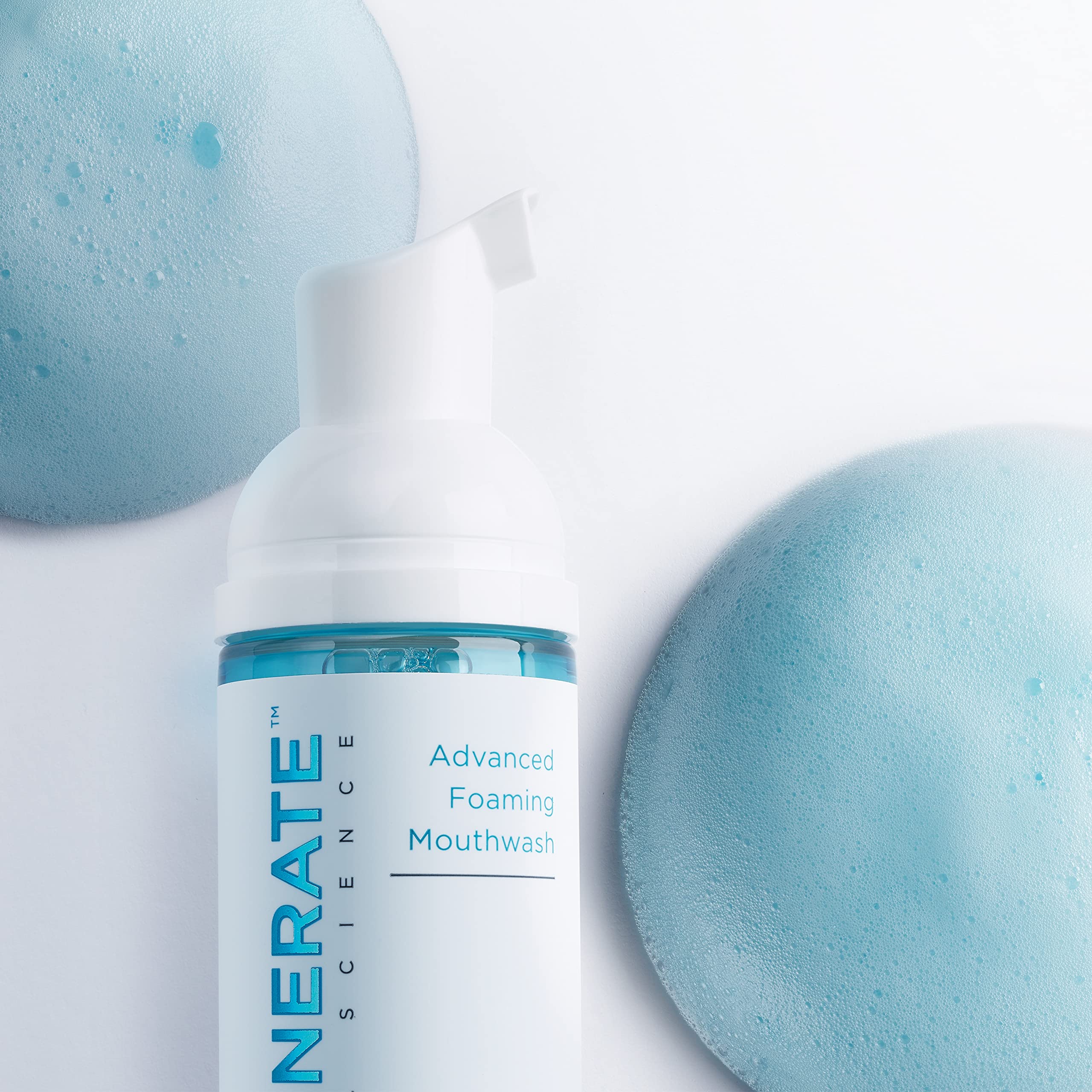 Rince-bouche Regenerate à formule moussante pour un rinçage efficace.