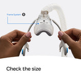 ResMed AirTouch N20, coude à libération rapide pour se déconnecter sans enlever le masque.