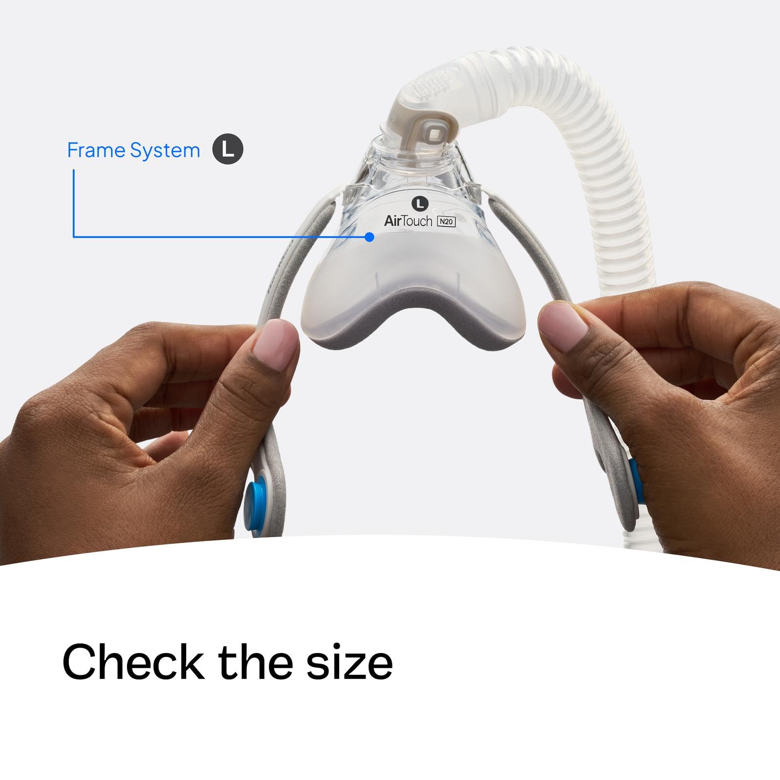ResMed AirTouch N20 – coude rapide pour une déconnexion facilitée sans enlever le masque.