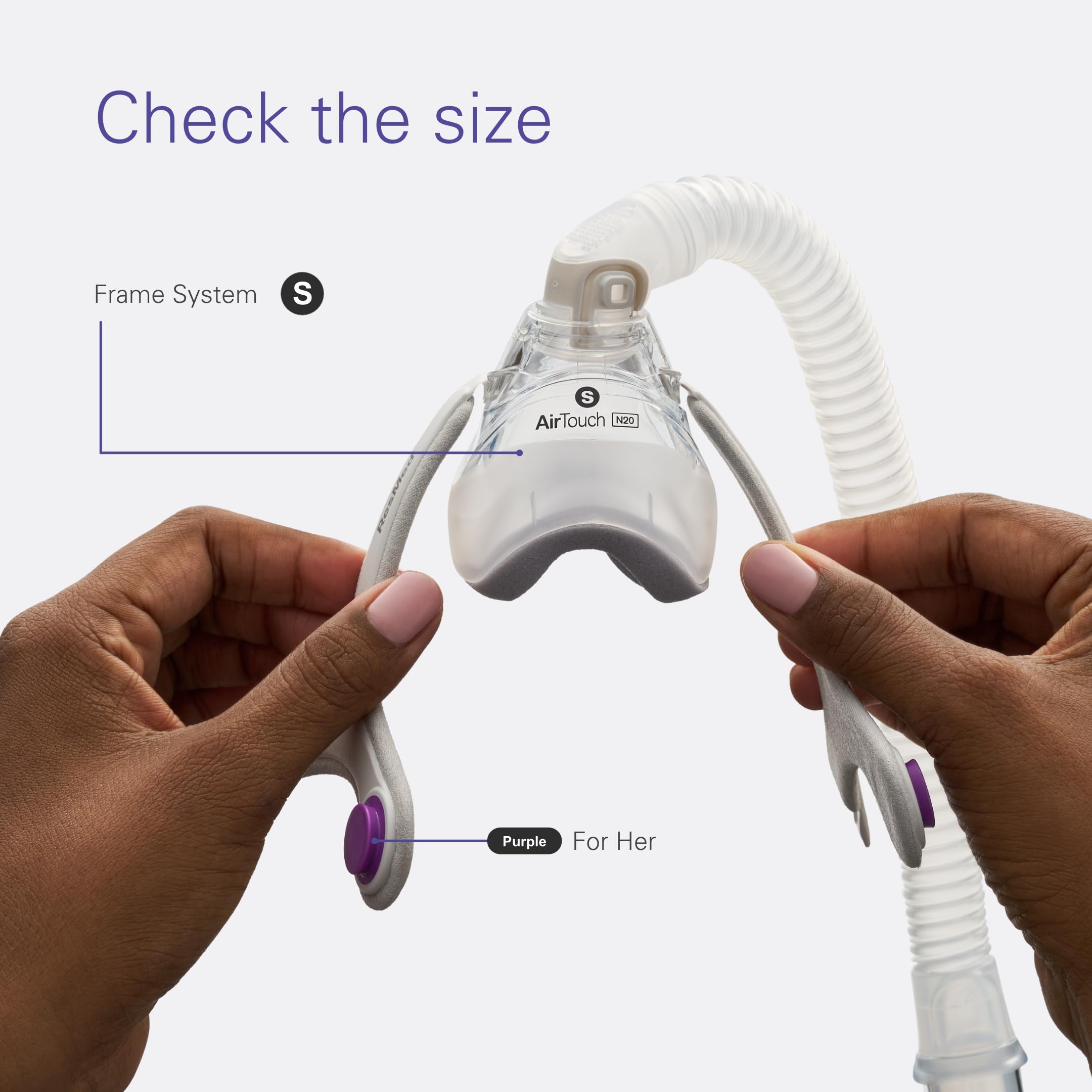 ResMed AirTouch N20 pour elle, coude rapide facilitant la déconnexion nocturne sans retirer le masque.