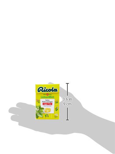 Dissolution lente des pastilles Ricola sans sucre, pratique en déplacement.